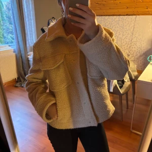 Teddy jacka - en sån mysig och fin teddy jacka och perfekt nu till hösten