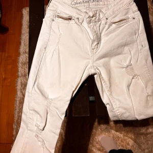 Jeans Calvin Klein - De vita st 28, de blåa st 29. Låg midja, slim fit, de smickrar rumpan. Super bra skick. Säljs pga viktuppgång 😅. 300 kr/ st, köper man båda blir 500kr. 