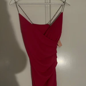 Rosa festklänning  - Klänningen är i storlek Xs och har prislapp. Klänningen sitter tight runt midjan.