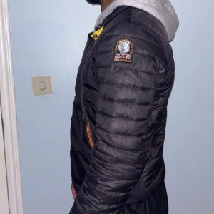 Parajumper Brun höstjacka - Väldigt fräsch jacka och i bra skick . Passar i M och L . Pris kan diskuteras 