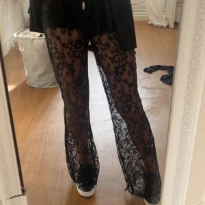 Spetsbyxor  - Spetsbyxor från NA-KD , några små skavanker, nypris ungefär 500. Funkar med eller utan byxor under 💓💓jag är 1,68, är en xs men sitter som s