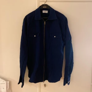 John Henric tröja - Marinblå johnhenric tröja. Tröjan är tunn, använd fåtal gånger och inga defekter. Storlek 38 passar medium