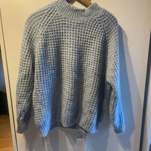 Blå stickad tröja - Jätte fin stickad tröja som tyvärr aldrig har kommit till användning då den är för liten.  Strl s
