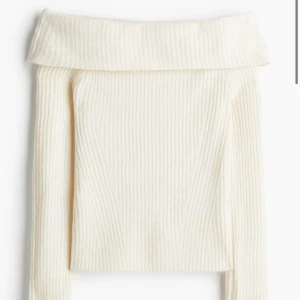 Vit stickad tröja - Vit/beige stickad offshoulder tröja från H&M. Den är i storlek M men passar mig som brukar använda Xs och S. Säljer då den inte kommer till användning, har bara använt den en eller två gånger. Den är som ny och har inga defekter. 