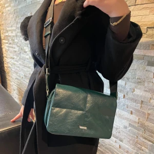 David Jones Väska  - Helt oanvänd David Jones axelväska i olivgrön! Original pris låg på 700. 