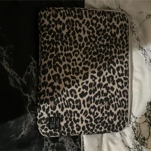 Leopardmönstrad datorväska - Helt ny kommer inte till användning i storlek 30 nypris 150kr