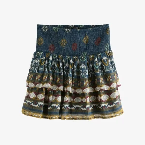 Mönstrad kjol från Next - Säljer en superfin mönstrad kjol från Next. Kjolen har ett färgglatt etniskt mönster i blått, rött, gult och vitt. Den har en smockad midja som ger en bekväm passform och volanger som ger extra volym. Ursprungspris är 687kr💗