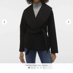 Kappa - En jättefin svart kappa ifrån vero Moda som jag köpte för 799 kr. Använd ett par gången men inga kommande defekter
