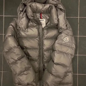 Moncler jacka - Super snygg jacka! Köpt här på Plick även bilderna är från förra ägaren. Säljer då den är lite för liten! Vid snabb affär går priset att diskutera!