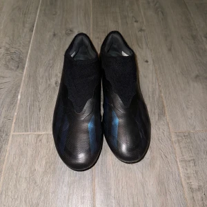 Adidas X Crazyfast .1 Laceless Nightstrike - Svart - Säljer min lillebrorsas fotbollskor pga utväxt, köpta för 1.700 kr på unisport i sommras, knappt använda. Nästan som nya. Skick 8/10.