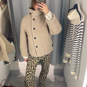 Teddy jacka - Helt slutsåld teddy jacka från hm. Helt ny med prislapp 