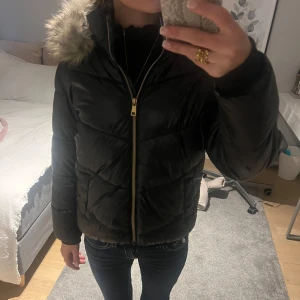 Vinter jacka - Jättefin jacka i bra skick men är för liten och används inte längre🙌🏻💕