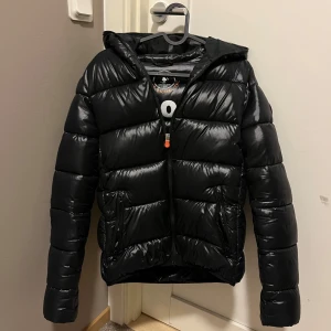 Save the duck jacka - Säljer denna save the duck jacaka som är i nyskick. Den är i skick 9/10. nypris är 3700kr. Den är i stolek xs vilket passar dig som är mellan 165-175
