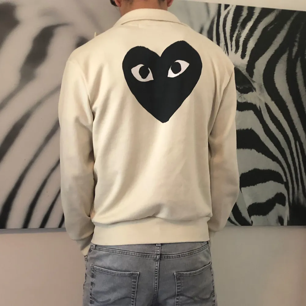 Jätte fin beige CDG zip som inte har några skador alls. Storlek M men passar även S. Skriv vid minsta lilla😇. Tröjor & Koftor.