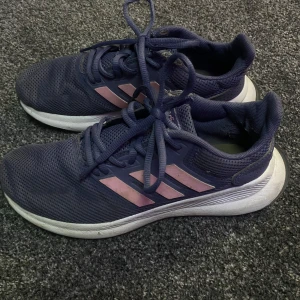 Träningsskor  - Träningsskor från adidas i storlek 3