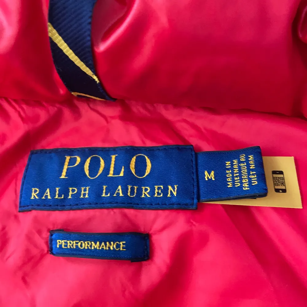 Hej, jag säljer en röd ralph lauren jacka storlek M som är för stor för mig. Jackan är varm och skön och funkar perfekt för den kommande vintern. Det finns inga skador eller problem med jackan. Kvitto finns. Tveka inte på att höra av dig!. Jackor.