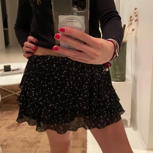 Plickig volangkjol  - Supersnygg svart volangkjol med vita prickar i fint skick🥰