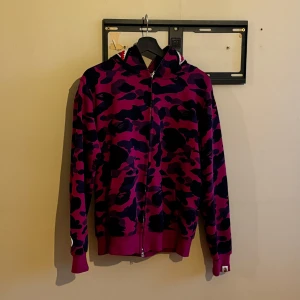 Bape Camo Shark Full Zip Purple - Denna tröja är i storlek L funkar för M. Har använt 1 gång (som ny) bekväm och skön material. 