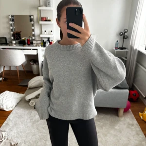 Grå stickad tröja  - Ljusgrå stickad tröja som nu säljs då jag har en annan så denna kommer inte längre till användning.