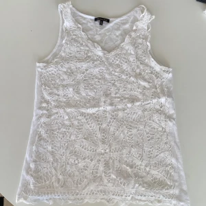 Vit blus  - Jag säljer min fina vita blus från MassimoDutti. Den är i storlek S/30 och har ett jättefint mönster fram till och bak har den är jätteskönt lite genomskinligt tyg. Den är verkligen perfekt till sommaren och kan även andvändas vid fin kvällar. 