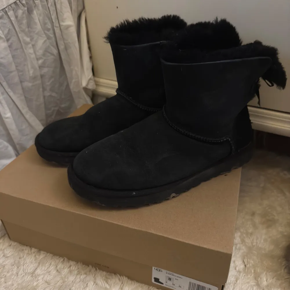 ‼️pris kan diskuteras ‼️svarata uggs, w mini bailey bow ii . Skor.