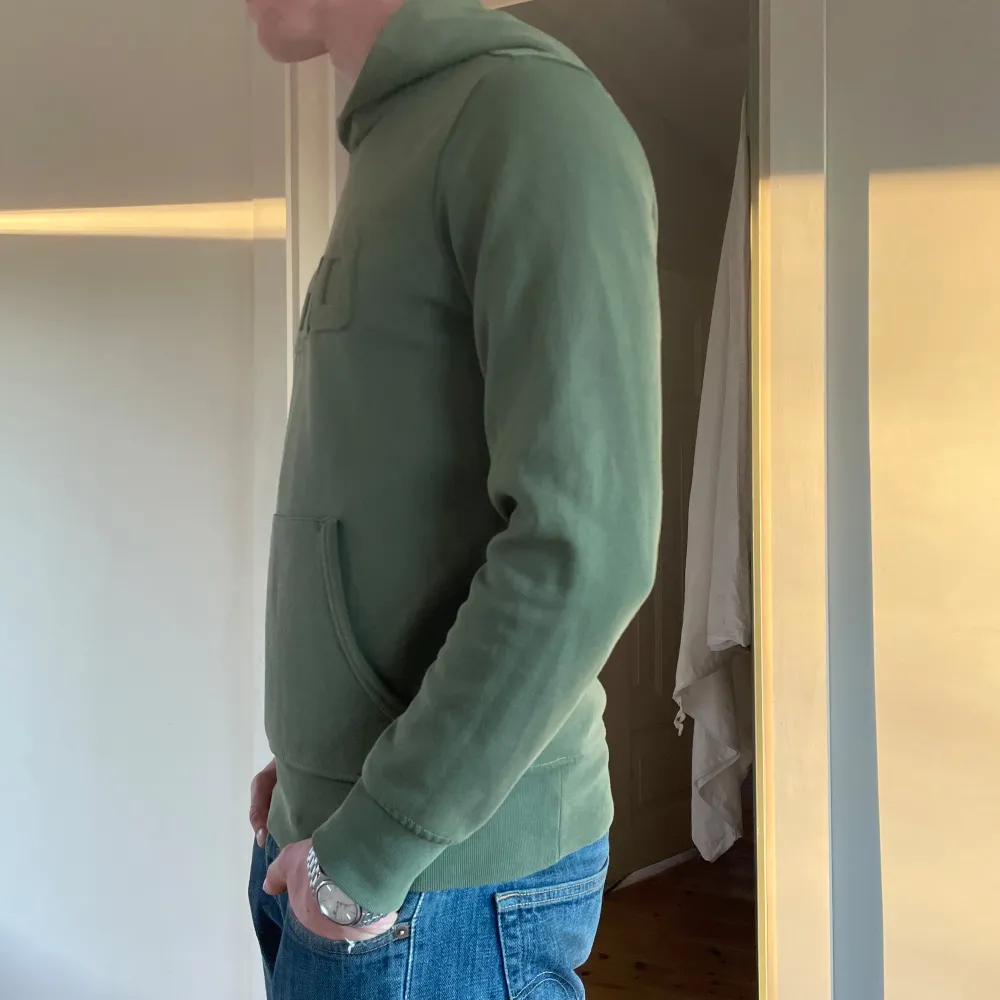 Otroligt snygg och stilren polo hoodie i 10/10 skick. Storlek m. Modellen är 181 cm och 72 kg. Hör av dig vid frågor och funderingar. Hoodies.