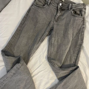 Gina gråa flare jeans  - Bra skick, inga skador, jätte snygga 