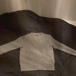 Lyle and scott sweatshirt - Väldigt bra skick, passar bra till alla kläder och sitter bra på ungdomar och yngre vuxna. Priset är inte hugget i sten men kan diskutera pris. Den passar perfekt för en kall vinter! Om du har någon fråga är det bara att skriva!