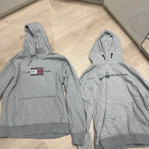 Tommy hilfigher och sail racing hoodies - 2 st gråa hoodies, 1 sail racing i storlek M och 1 Tommy hilfigher i storlek L, båda i bra skick, dock har sista bokstäverna på Tommy tröjan släppt lite, 500 kr för Tommy hilfigher och 700 kr för sail racing