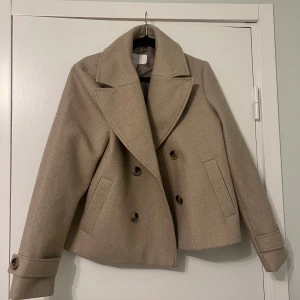 Jacka Vila - Säljer min fina beige jacka från vila! Perfekt för hösten/vår. Säljer pga kommer aldrig till användning. Använd endast ett fåtal gånger. Nypris ca 550. Storlek 38/M men passar även S. Pris kan diskuteras
