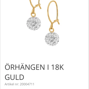 Örhängen i 18K guld med kristaller - Vackra små örhängen från Guldfynd som passar till allt. Helt i 18K guld, inte bara pläterat. 2,3 cm långa. Nypris 1398 kr. Har tyvärr inte kvitto men äkthetsstämpel (RCI - Royal Chain) syns i guldet på sista bilden :) 