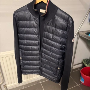 Moncler Cardigan - Moncler Cardigan. Storlek: Medium. Skick: 7/10. Pris: 3800. Pm för fler bilder eller frågor