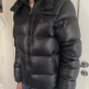 Ralph Lauren vinterjacka - En Ralph Lauren vinterjacka i storlek S, som är trendig o elegant, använt skick 8,5/10 men tagit hand om den väl, obs har den en klisterlapp på ryggen som man ser på sista bilden.