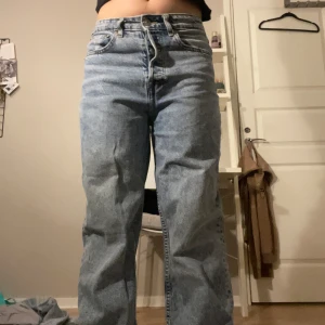High waist jeans  - Säljer ett till par high waist jeans. De är från h&m divided. Lite för stora för mig vid benen men tajt vid midjan 💖💖