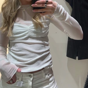 Söt topp Gina Tricot - Endast använd en gång, i mycket bra skick! 