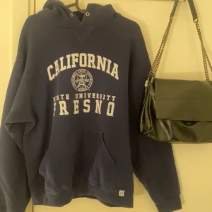 vintage hoodie - en marinblå vintage hoodie från beyond retro, inga närmare defekter förutom lite nopprig💕