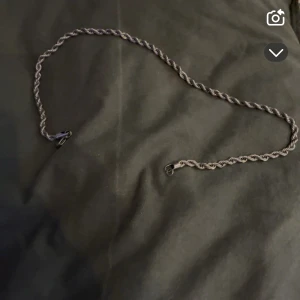 Cordel halsband 50cm - Cordel halsband i väldigt bra skick det är sliverplaterat rost fritt det kan inte rosta blingar väldigt snyggt hör av er med frågor.