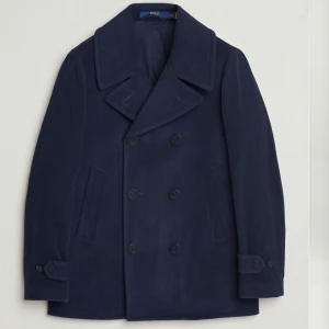 Polo Ralph lauren dubbelknäppt rock ull  - En dubbelknäppt rock i märket Ralph Lauren och i storlek medium. Jag köpte den förra vintern för 7200 men den fick inte så mycket användning och därav säljer jag den. Fler bilder kommer på dm. Jag kan sänka priset VID SNABBT KÖP.