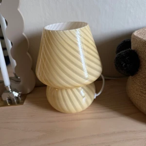 Lampa - Säljer en super fin beige svamplampa, glödlampa ingår 