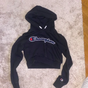 Champion hoodie cropad - Fin champion hoodie som jag har Cropad själv sytt med symaskin, är strl L på barnavdelningen men upplevs som en XS i vuxen strl. Är i fint skick 