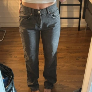 Grå mid waist jeans  - Använda en del Har en svag fläck bak på benet  