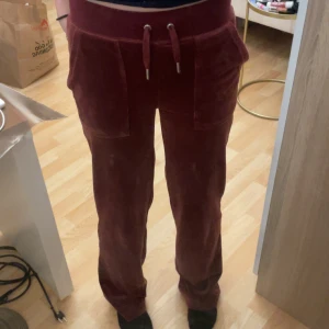 Juicy byxor - Vinröda juicy byxor i toppskick. XXS Hör av er vid mer bilder om du vill!