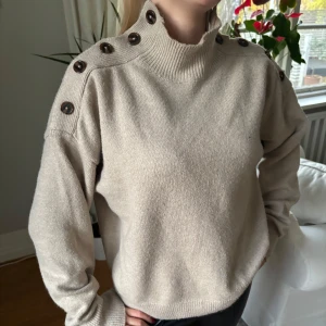 Unik stickad tröja med knappar och polo - Sååå najs stickad med halv polo och söta knapp-detaljer!😍😍😍