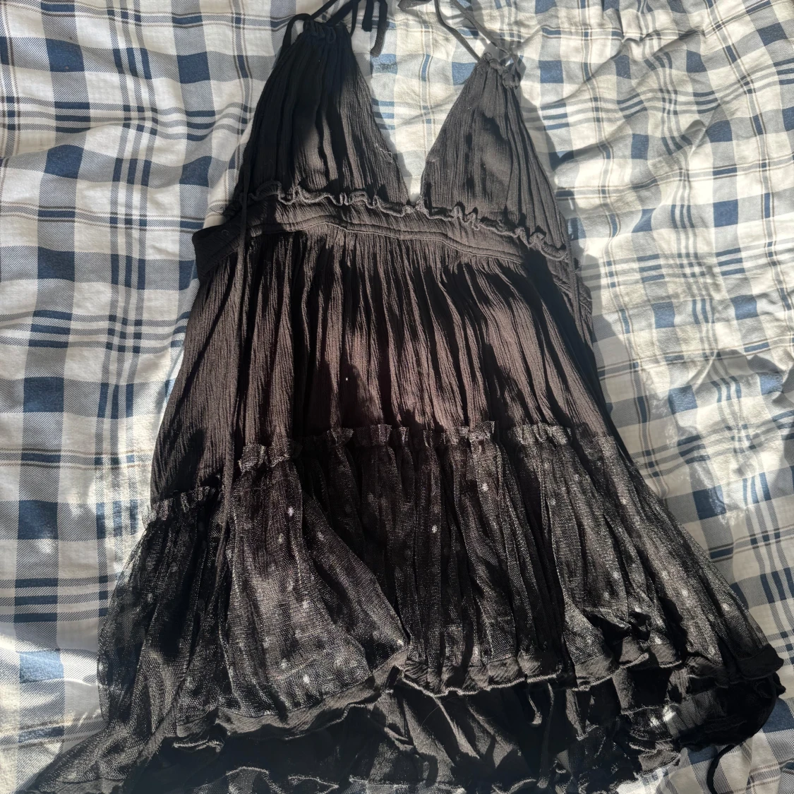 Svart miniklänning med öppen rygg