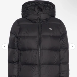 calvin klein jacka - intressekoll på min ck då ja funderar på att sälja den. den är i storlek S och är nästan som ny, använd sparsamt under vintern💕 köpt för 2699, ni får ge prisförslag. 