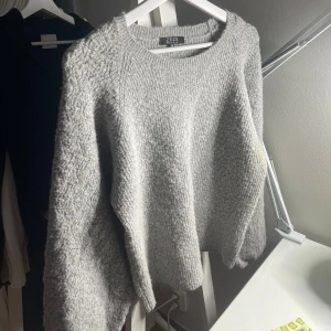 Stickad tröja - Stickad tröja med lite större ärmar, prefekt till hösten och vintern!! Använd en gång, är öppen för prisförslag💓