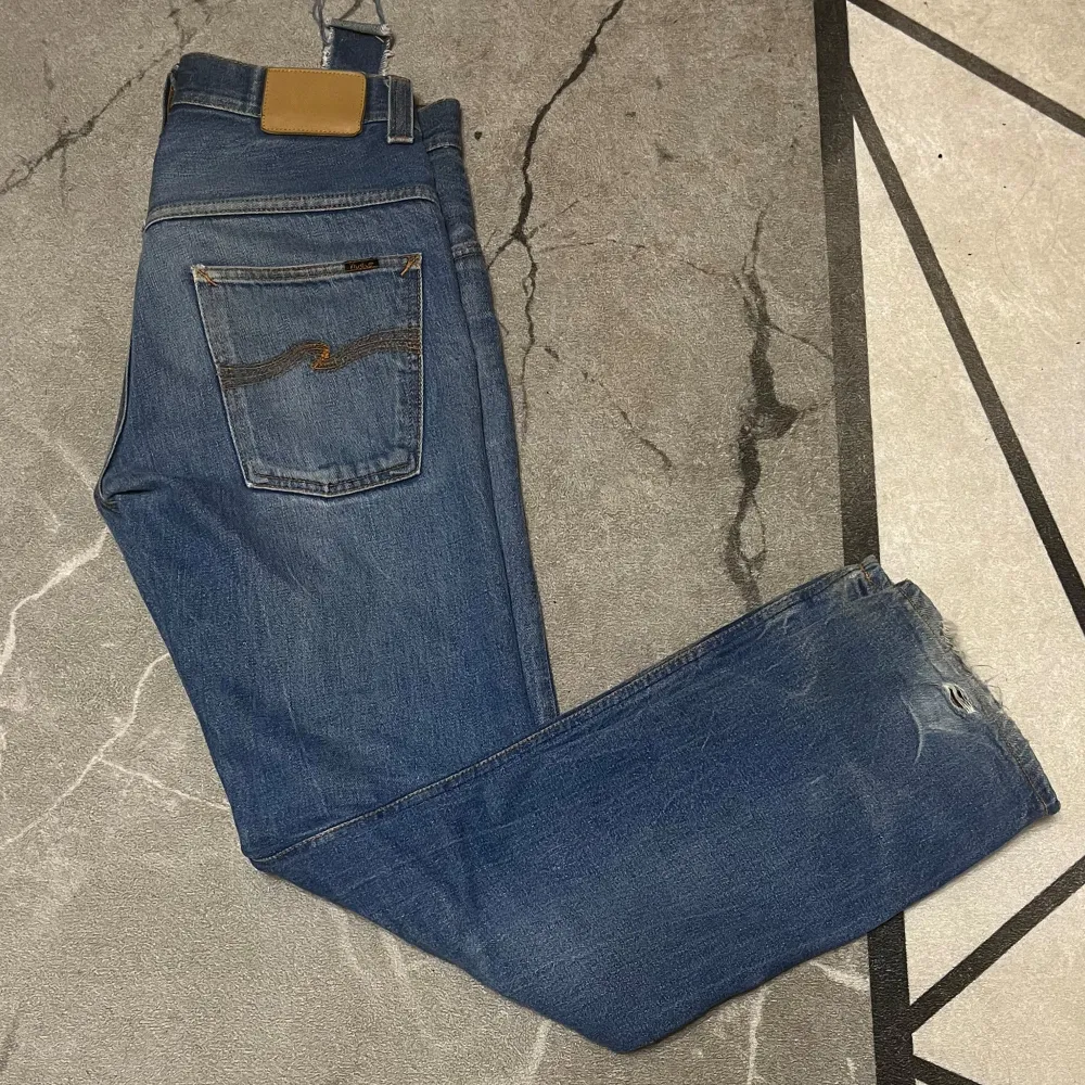 säljer dessa otroligt feta jeans med slitningar. Passar det mesta och sjukt fin färg. Missa inte!. Jeans & Byxor.