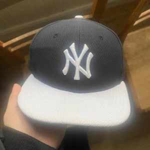 yankees baseboll keps - cool new tork yankees keps new era. 57,7 cm. inga skador. 