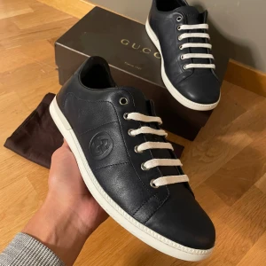 Gucci skor - Gucci sneakers |•Storlek: 41,5 |•Skick: 8/10 | •Färg: Marinblå | •Pris: 2300kr (Box & dustbag medkommer) | Tveka inte på att kontakta mig vid frågor, köp eller fler bilder✅
