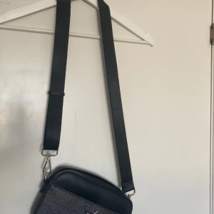 Guess - Den e helt ny, kommer inte till användning därför säljer jag den ny pris runt 4k 